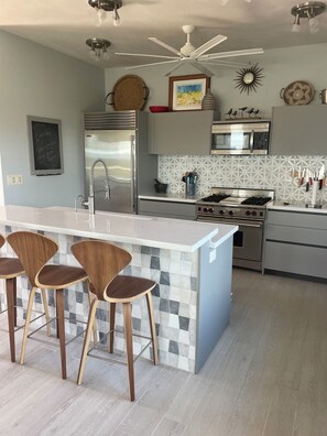 Mikroaaltouuni, uuni, liesi, astianpesukone