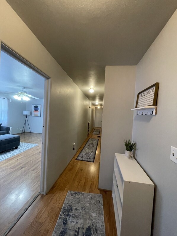 Interior - Spacious 6-bedroom house with AC, WiFi in charming Billings (Billings)