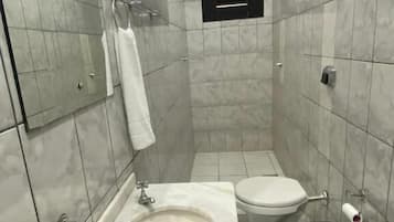 Habitació triple estàndard, 3 llits individuals | Bany | Dutxa, tovalloles, sabó i xampú