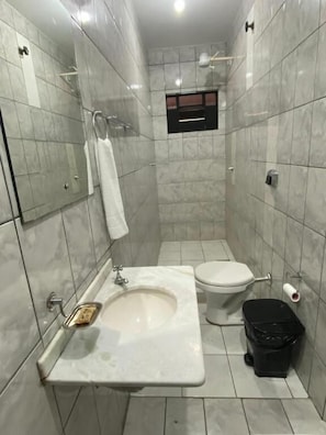 Chambre Triple Standard, 3 lits une place | Salle de bain