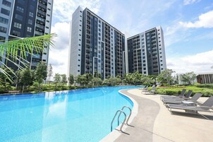Una piscina al aire libre