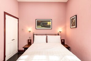 2 slaapkamers, een strijkplank/strijkijzer, internet, beddengoed