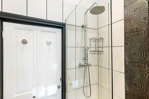 Shower, hair dryer, towels - Book Lovers West End Home (London)