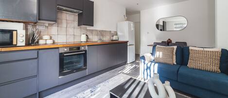 Kühlschrank, Mikrowelle, Ofen, Herdplatte