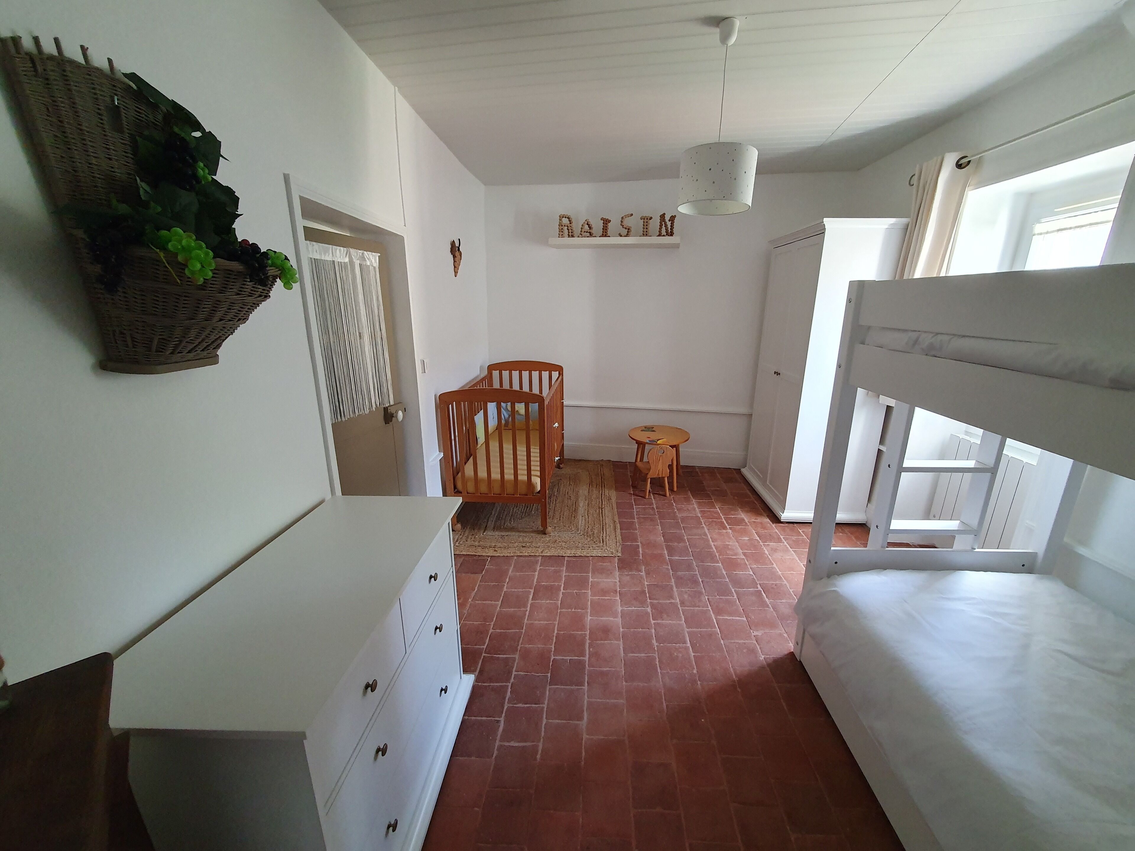 2 室のベッドルーム、デスク、アイロン / アイロン台、旅行用ベビーベッド