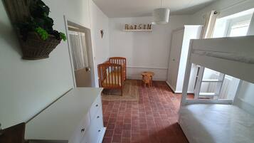 2 chambres, bureau, fer et planche Ă repasser, lit parapluie