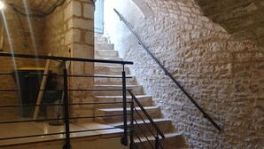 A stone staircase with metal railings leading to a higher level. - Vitis Vinifera, Pour une escapade œnologique en famille (Deux Rivières)