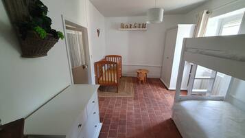 2 bedrooms, desk, iron/ironing board, free WiFi