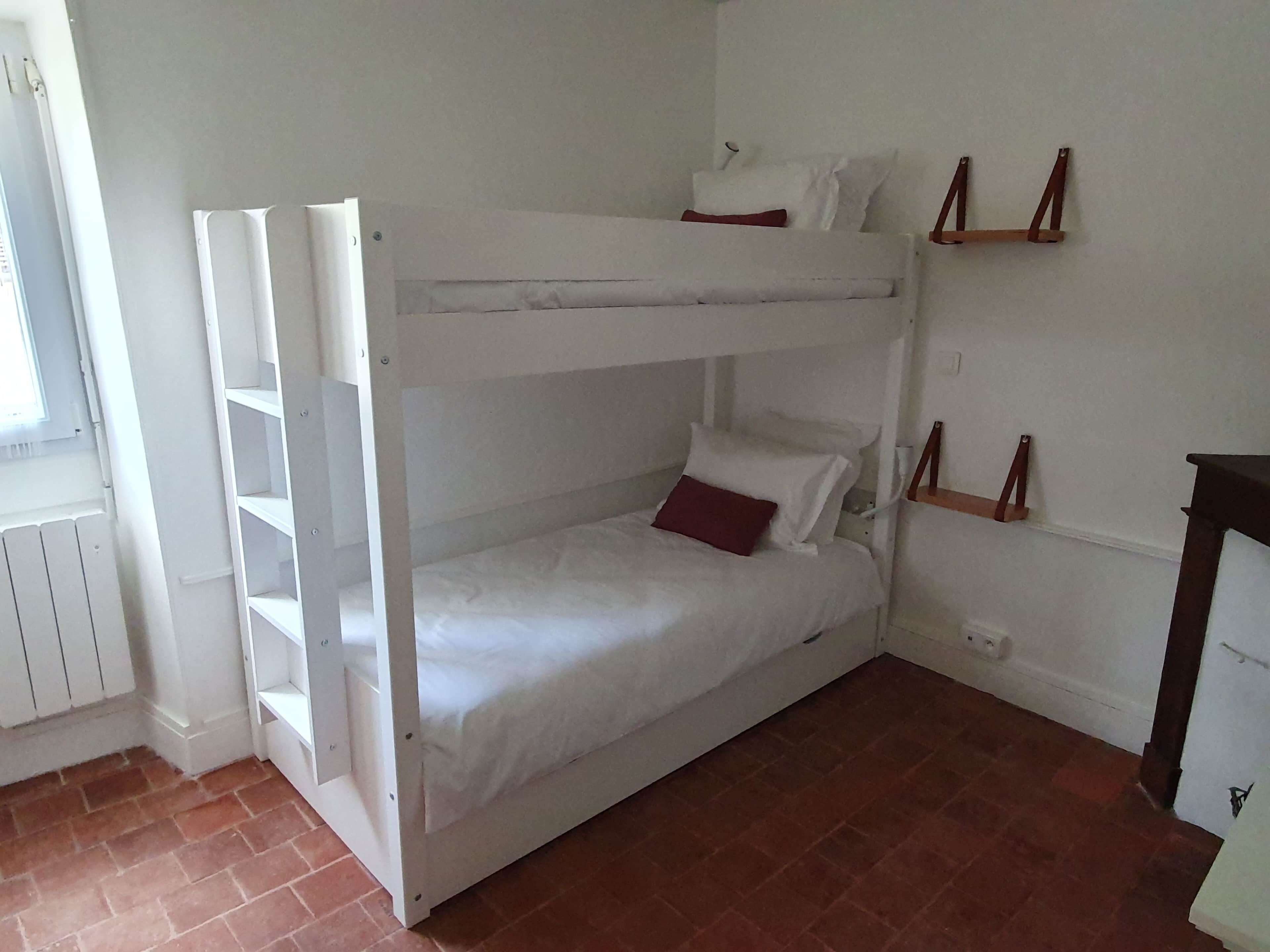 2 habitaciones, escritorio y tabla de planchar con plancha 