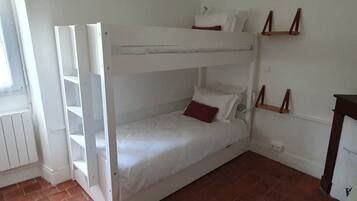 2 habitaciones, escritorio y tabla de planchar con plancha