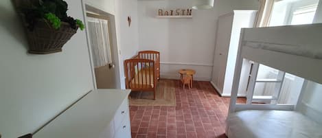 2 habitaciones, escritorio, tabla de planchar con plancha y wifi gratis