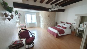 A bedroom with a bed, a chair, a desk, and a window. - Vitis Vinifera, Pour une escapade œnologique en famille (Deux Rivières)