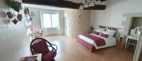 2 bedrooms, desk, iron/ironing board, free WiFi