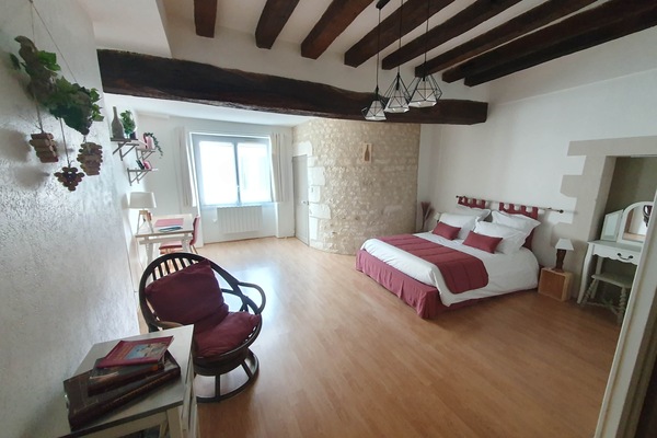 Bedroom 1 : a double bed 140x190, dressing table, reading corner, wardrobe and desk