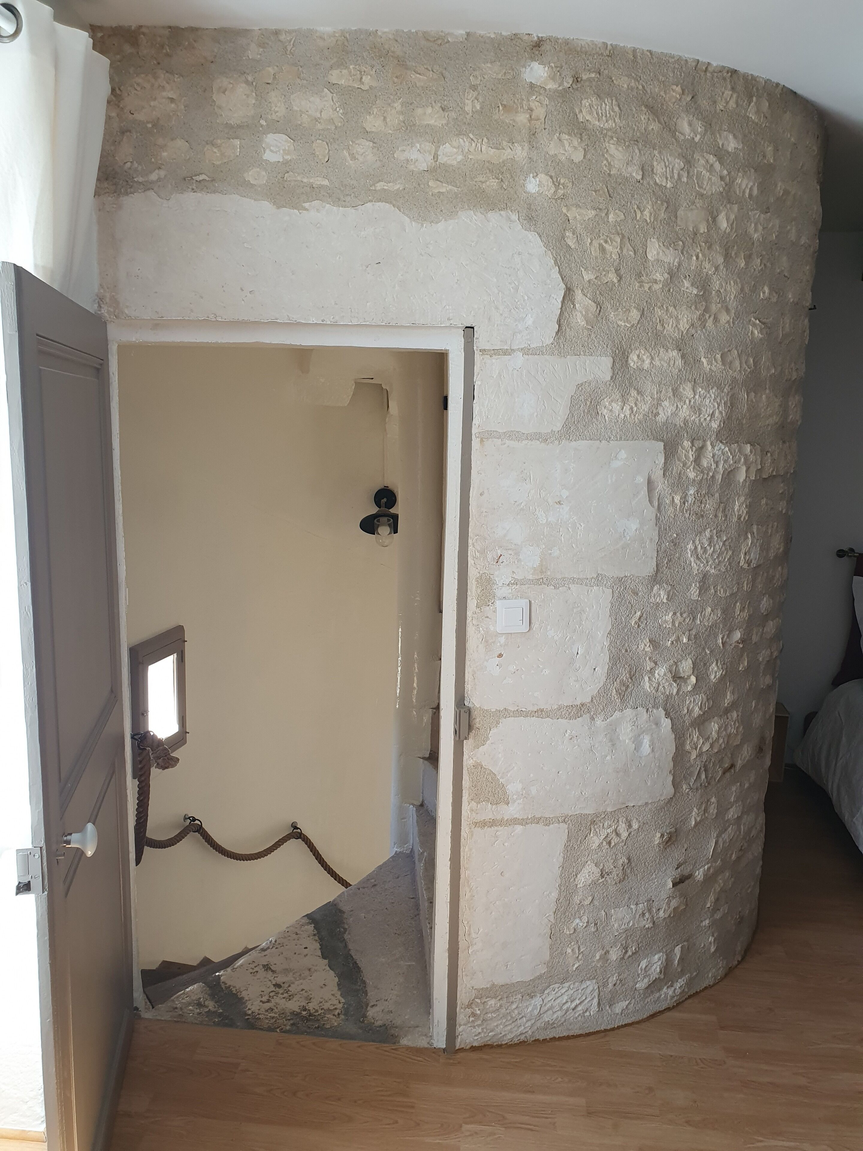 2 chambres, bureau, fer et planche à repasser, lit parapluie