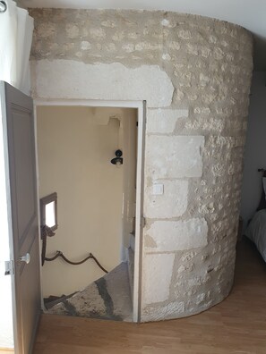 2 bedrooms, desk, iron/ironing board, travel crib