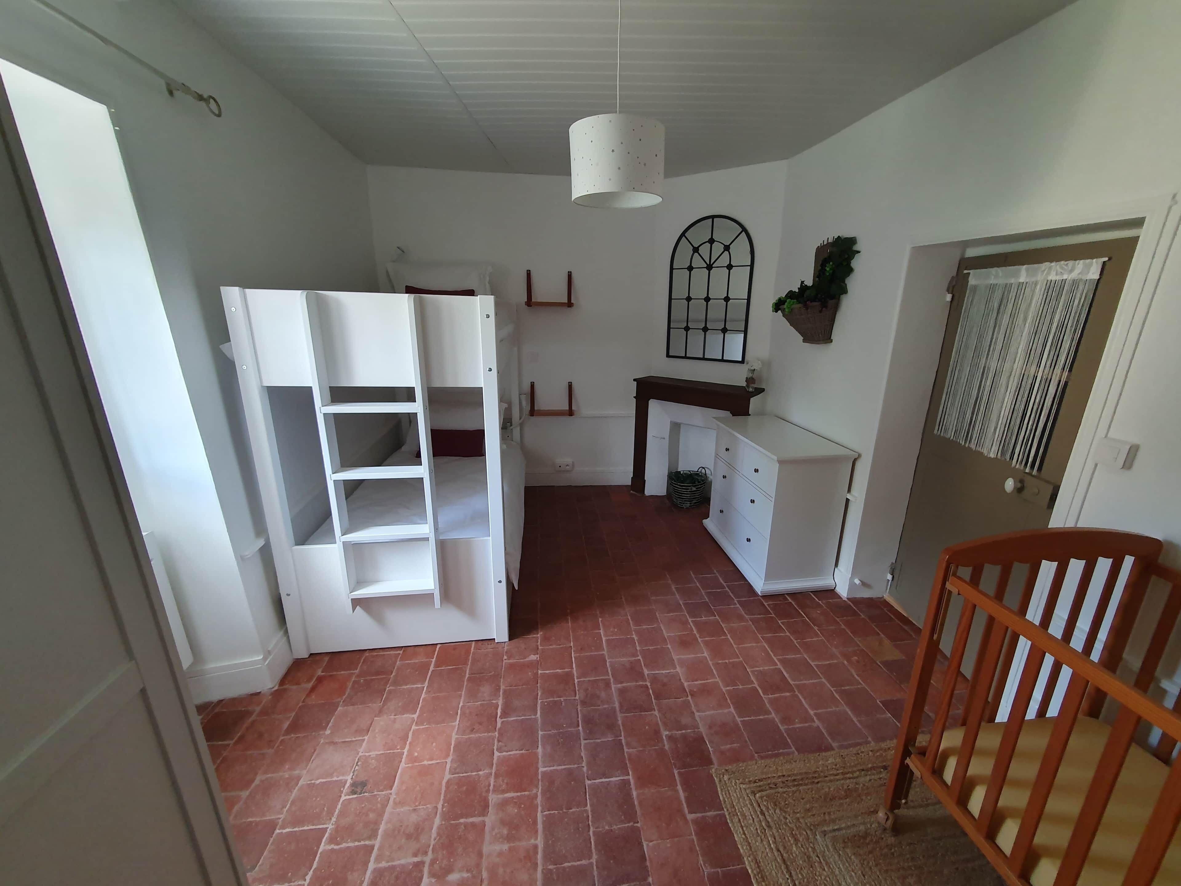 2 slaapkamers, een bureau, een strijkplank/strijkijzer, gratis wifi