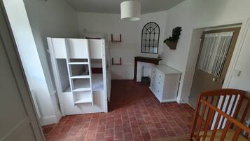2 slaapkamers, een bureau, een strijkplank/strijkijzer, gratis wifi