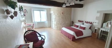 2 habitaciones, escritorio, tabla de planchar con plancha y wifi gratis