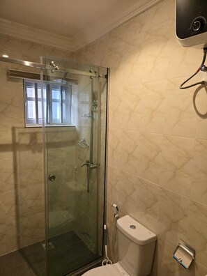 Ducha, toallas, jabón y papel higiénico