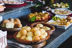 Café da manhã com buffet grátis todos os dias