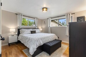 3 bedrooms, desk, iron/ironing board, travel crib