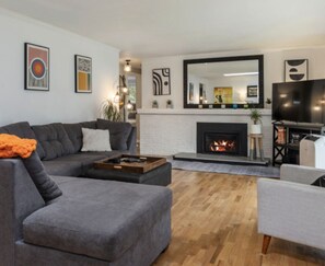 Smart-TV, peis, bøker og musikkbibliotek