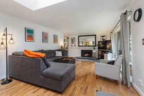 Smart-tv, pejs, bøger, musikbibliotek