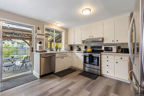 Kylskåp, mikrovågsugn, ugn och spishäll