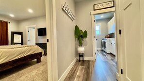 3 habitaciones, escritorio, tabla de planchar con plancha y wifi gratis 