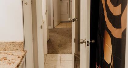 Cozy 2-bedroom condo in heart of Charlotte with AC, WiFi