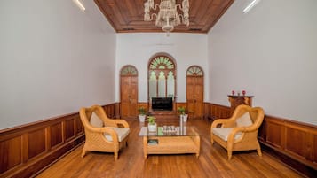 Villa, 6 Bedrooms | Living area