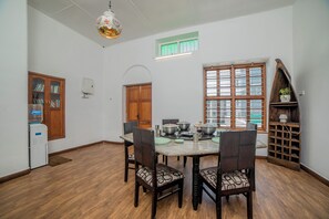 In-room dining - Savithri  Bungalow By XploreIndo (Kodaikanal)