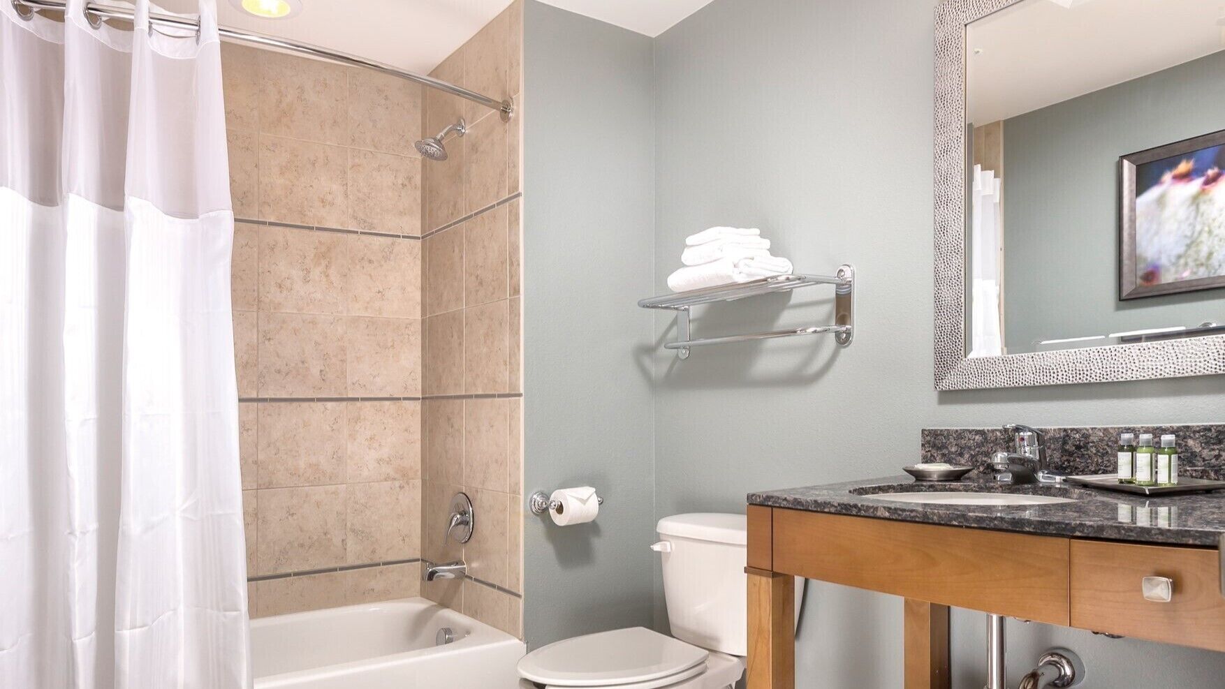 Un baño moderno con bañera, inodoro y lavabo.