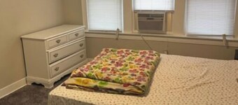 Charming 2-bedroom house in delightful Whiting with AC, WiFi