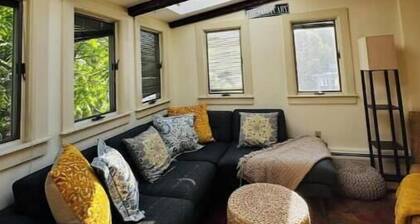 The Sanctuary: 3 Bedrooms, Easy Walking, +Parking!