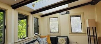 The Sanctuary: 3 Bedrooms, Easy Walking, +Parking!