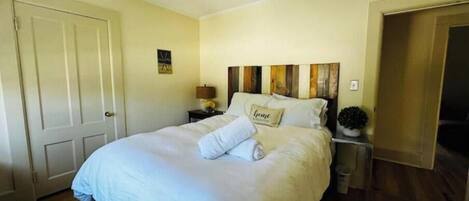 3 bedrooms, iron/ironing board, WiFi, bed sheets