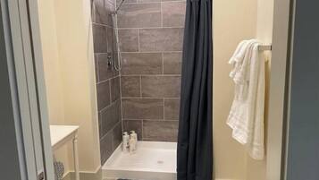 Haartrockner, HandtĂŒcher, Seife, Toilettenpapier