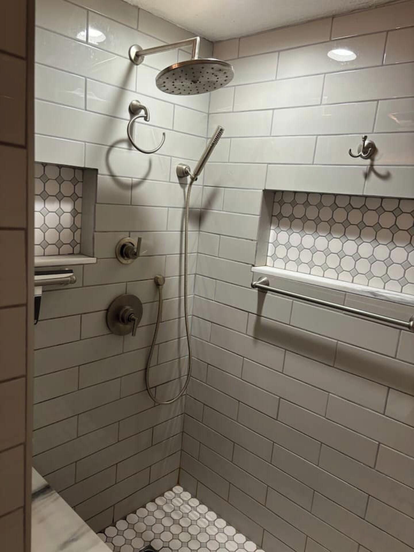 Een douche, een haardroger, handdoeken, zeep