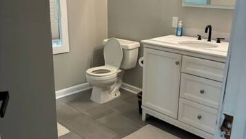 Douche, sèche-cheveux, serviettes fournies, savon