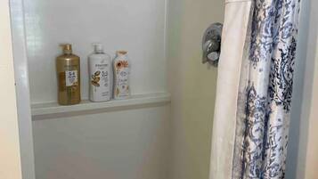 Ducha, secador de pelo, toallas, jabón