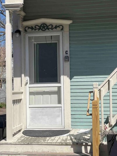 Cozy Studio 1/2 block to Church St & Shops-Pets