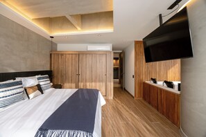 2 bedrooms, in-room safe, desk, iron/ironing board