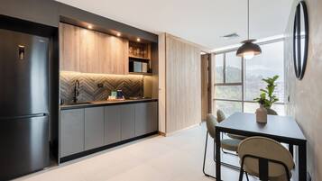 Refrigerador, microondas, parrilla de estufa y cafetera y tetera