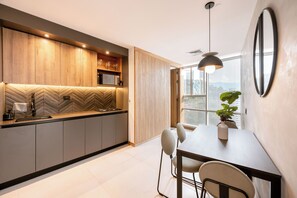 Refrigerador, microondas, parrilla de estufa y cafetera y tetera 