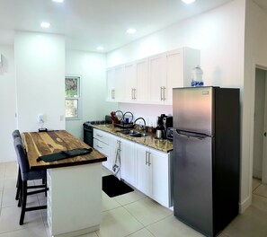 Private kitchen - Diver’s West End Oasis: Private Starlit Deck, Laundry + King Bed & Full Kitchen (Bay Islands)