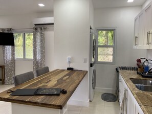 Private kitchen - Diver’s West End Oasis: Private Starlit Deck, Laundry + King Bed & Full Kitchen (Bay Islands)