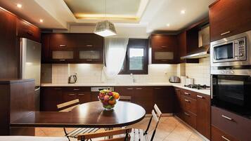 KylskÄp, mikrovÄgsugn, ugn och spishÀll