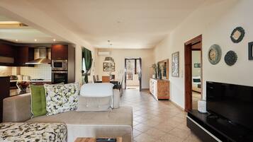 Una televisión, una chimenea, una mesa de tenis de mesa